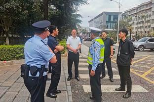 开心溢于言表？登贝莱赛后跳来跳去庆祝，还被卢卡斯泼了三次水